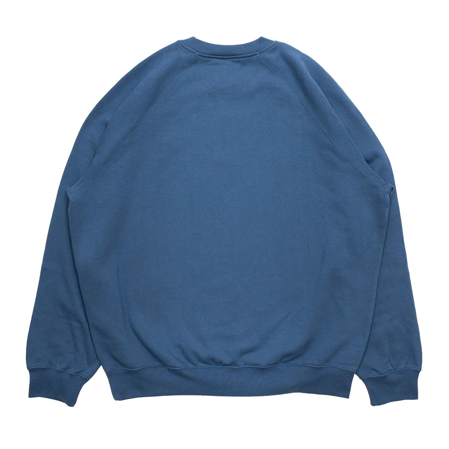 左胸にスクリプトロゴが刺繍されたPOLAR SKATE CO(ポーラー)のスエット「DEFAULT CREWNECK SWEAT」のGREY BLUEカラーの背面からの商品写真