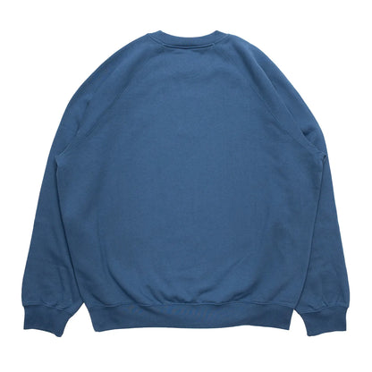 左胸にスクリプトロゴが刺繍されたPOLAR SKATE CO(ポーラー)のスエット「DEFAULT CREWNECK SWEAT」のGREY BLUEカラーの背面からの商品写真