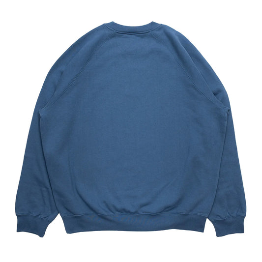 左胸にスクリプトロゴが刺繍されたPOLAR SKATE CO(ポーラー)のスエット「DEFAULT CREWNECK SWEAT」のGREY BLUEカラーの背面からの商品写真