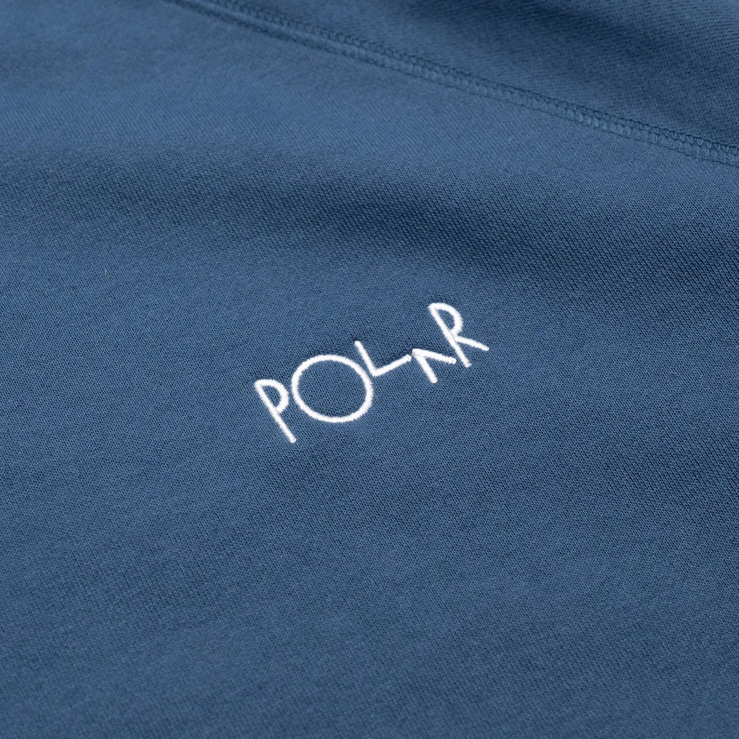 左胸にスクリプトロゴが刺繍されたPOLAR SKATE CO(ポーラー)のスエット「DEFAULT CREWNECK SWEAT」のGREY BLUEカラーの左胸の刺繍デザイン写真