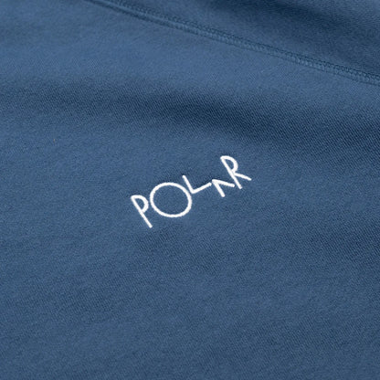 左胸にスクリプトロゴが刺繍されたPOLAR SKATE CO(ポーラー)のスエット「DEFAULT CREWNECK SWEAT」のGREY BLUEカラーの左胸の刺繍デザイン写真