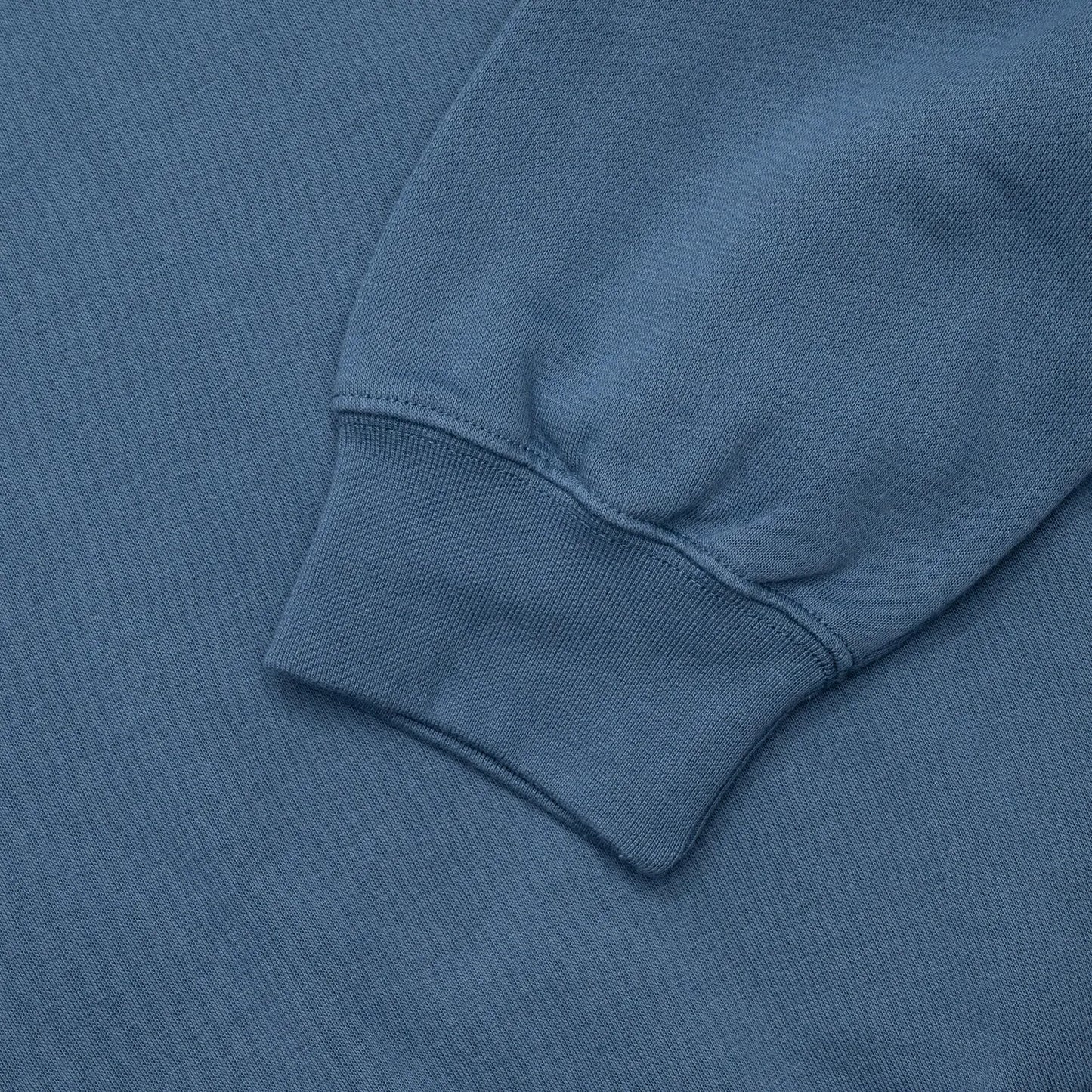 左胸にスクリプトロゴが刺繍されたPOLAR SKATE CO(ポーラー)のスエット「DEFAULT CREWNECK SWEAT」のGREY BLUEカラーの袖リブの写真