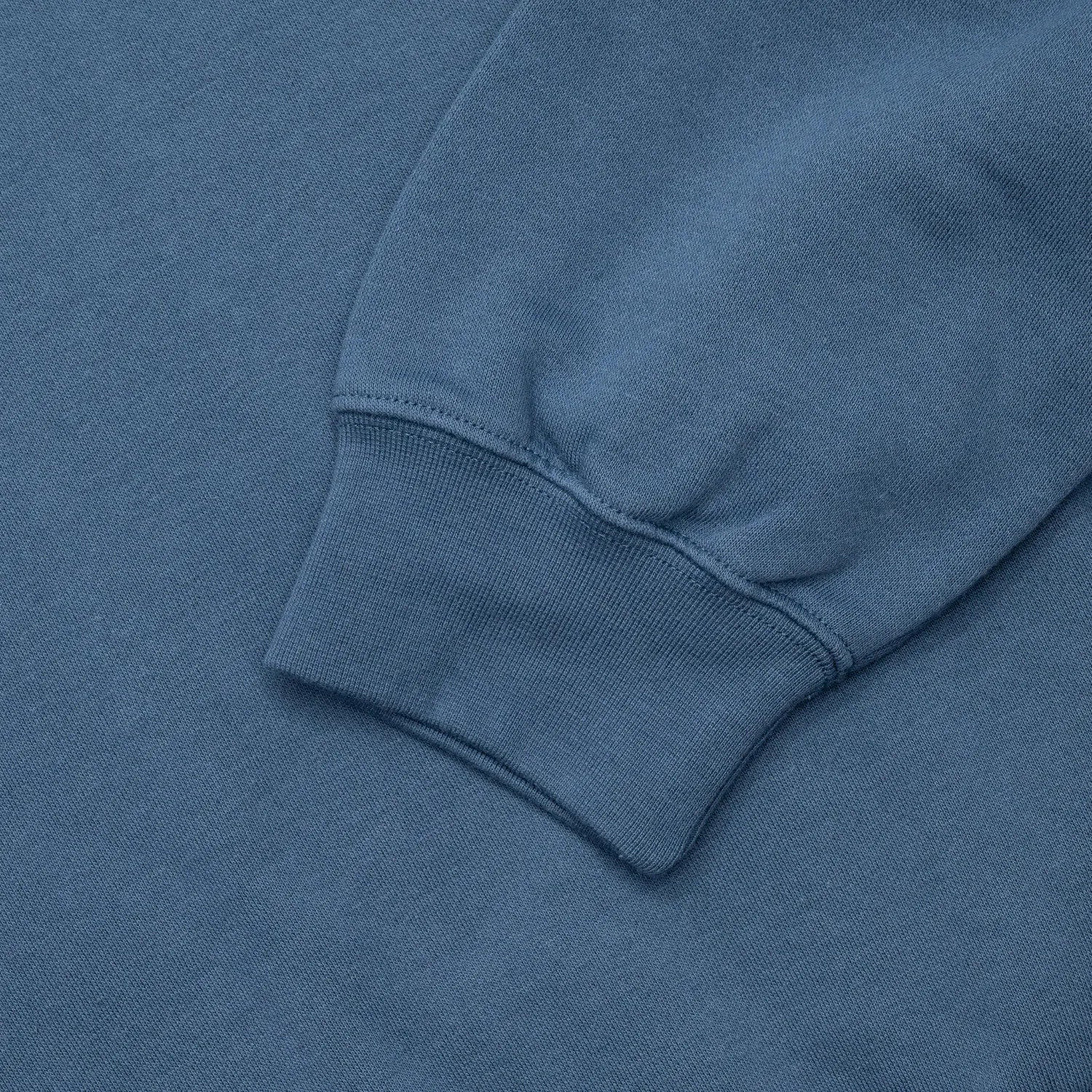 左胸にスクリプトロゴが刺繍されたPOLAR SKATE CO(ポーラー)のスエット「DEFAULT CREWNECK SWEAT」のGREY BLUEカラーの袖リブの写真