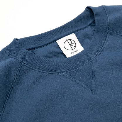 左胸にスクリプトロゴが刺繍されたPOLAR SKATE CO(ポーラー)のスエット「DEFAULT CREWNECK SWEAT」のGREY BLUEカラーの襟元の写真