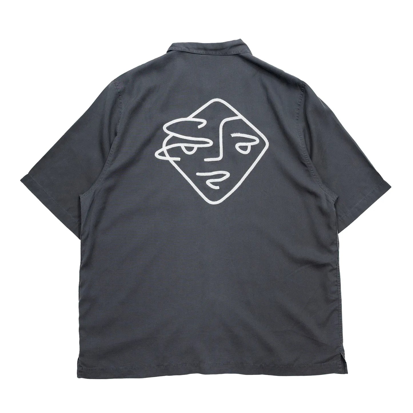 光沢を抑えたテンセル生地のPOLAR SKATECO(ポーラー)のボーリングシャツ「DIAMOND FACE BOWLING SHIRTS」のGRAPHITEカラーの背面からの商品写真