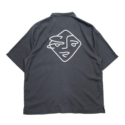 光沢を抑えたテンセル生地のPOLAR SKATECO(ポーラー)のボーリングシャツ「DIAMOND FACE BOWLING SHIRTS」のGRAPHITEカラーの背面からの商品写真