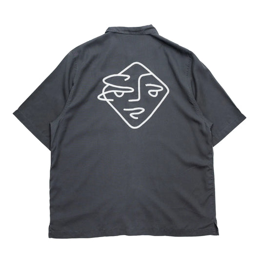 光沢を抑えたテンセル生地のPOLAR SKATECO(ポーラー)のボーリングシャツ「DIAMOND FACE BOWLING SHIRTS」のGRAPHITEカラーの背面からの商品写真