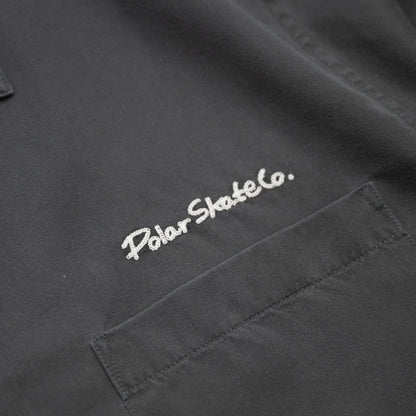 光沢を抑えたテンセル生地のPOLAR SKATECO(ポーラー)のボーリングシャツ「DIAMOND FACE BOWLING SHIRTS」のGRAPHITEカラーの左胸のデザイン写真