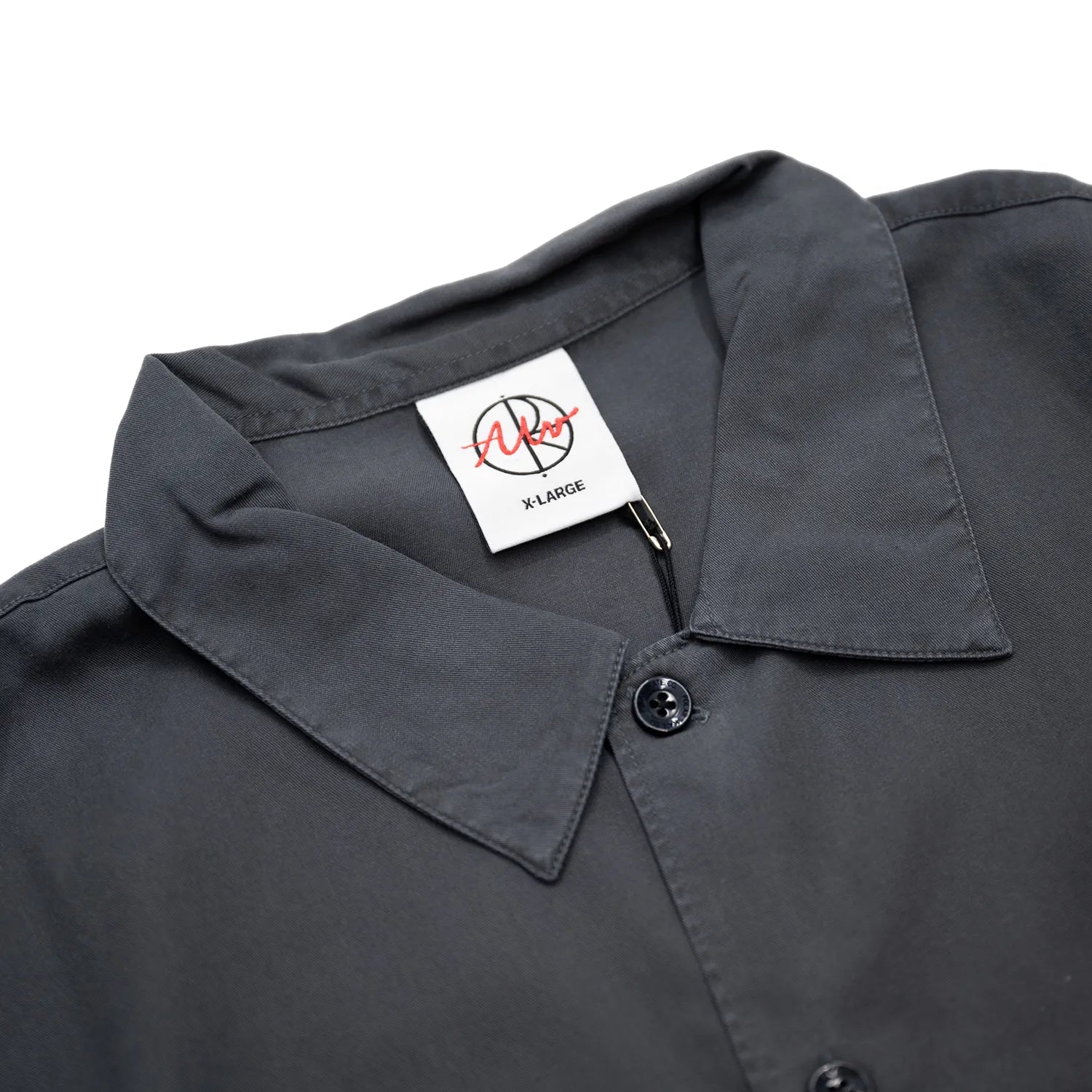 光沢を抑えたテンセル生地のPOLAR SKATECO(ポーラー)のボーリングシャツ「DIAMOND FACE BOWLING SHIRTS」のGRAPHITEカラーの襟元の写真