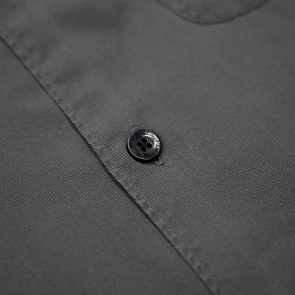 光沢を抑えたテンセル生地のPOLAR SKATECO(ポーラー)のボーリングシャツ「DIAMOND FACE BOWLING SHIRTS」のGRAPHITEカラーのボタン写真