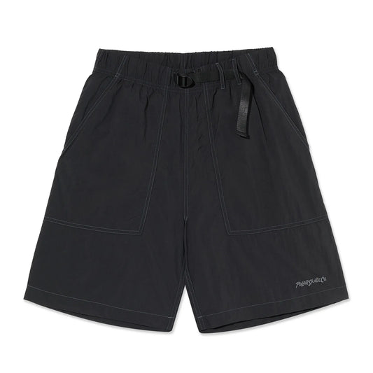 ウエストはバックル仕様で自由にサイズ調整が可能なナイロン生地のPolar Skate Co(ポーラー)のショーツ「HIKE SHORTS」のVINTAGE BLACKカラーの正面からの商品写真