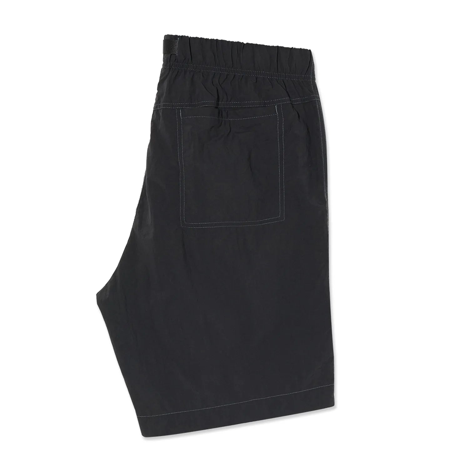 ウエストはバックル仕様で自由にサイズ調整が可能なナイロン生地のPolar Skate Co(ポーラー)のショーツ「HIKE SHORTS」のVINTAGE BLACKカラーの側面からの商品写真