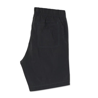 ウエストはバックル仕様で自由にサイズ調整が可能なナイロン生地のPolar Skate Co(ポーラー)のショーツ「HIKE SHORTS」のVINTAGE BLACKカラーの側面からの商品写真