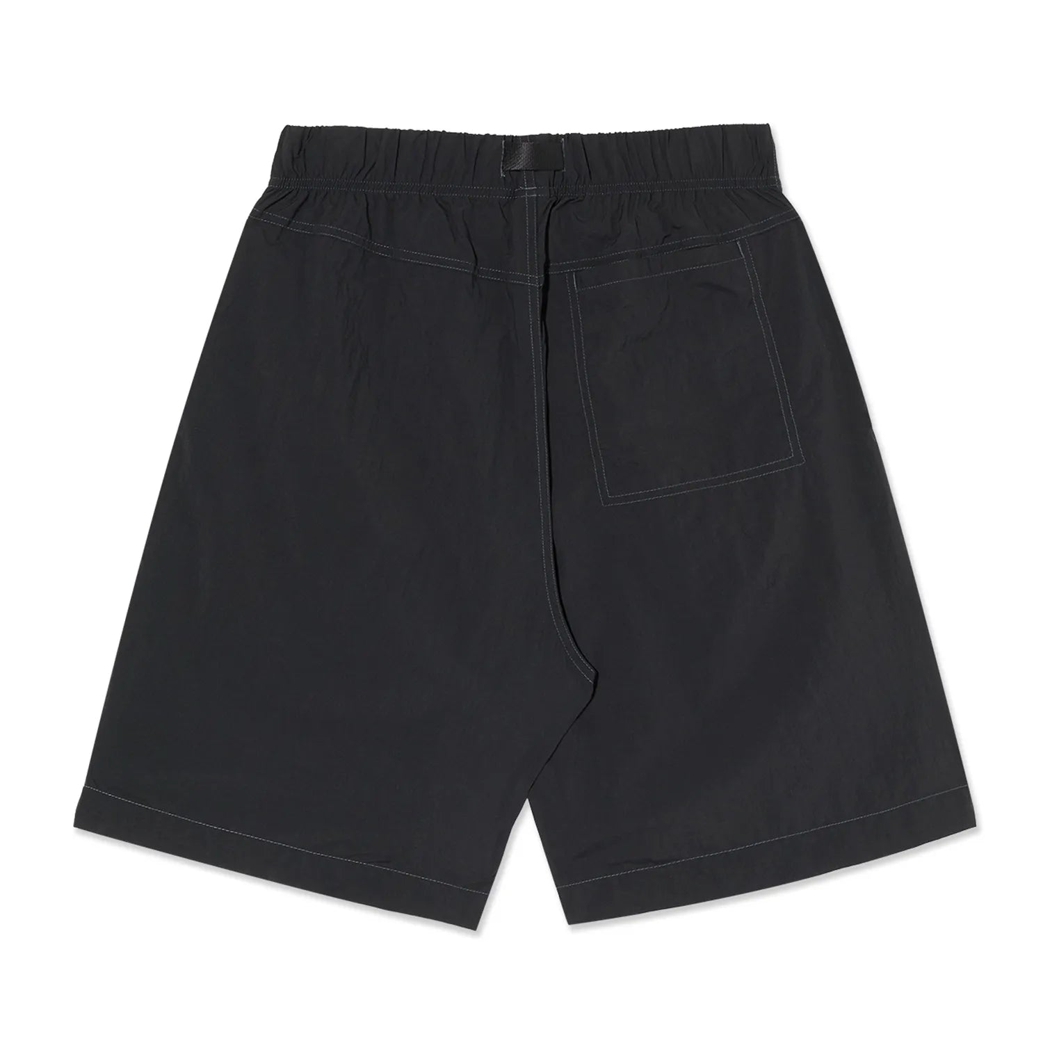 ウエストはバックル仕様で自由にサイズ調整が可能なナイロン生地のPolar Skate Co(ポーラー)のショーツ「HIKE SHORTS」のVINTAGE BLACKカラーの背面からの商品写真