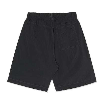 ウエストはバックル仕様で自由にサイズ調整が可能なナイロン生地のPolar Skate Co(ポーラー)のショーツ「HIKE SHORTS」のVINTAGE BLACKカラーの背面からの商品写真