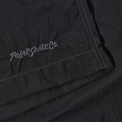 ウエストはバックル仕様で自由にサイズ調整が可能なナイロン生地のPolar Skate Co(ポーラー)のショーツ「HIKE SHORTS」のVINTAGE BLACKカラーの裾の刺繍デザインの写真