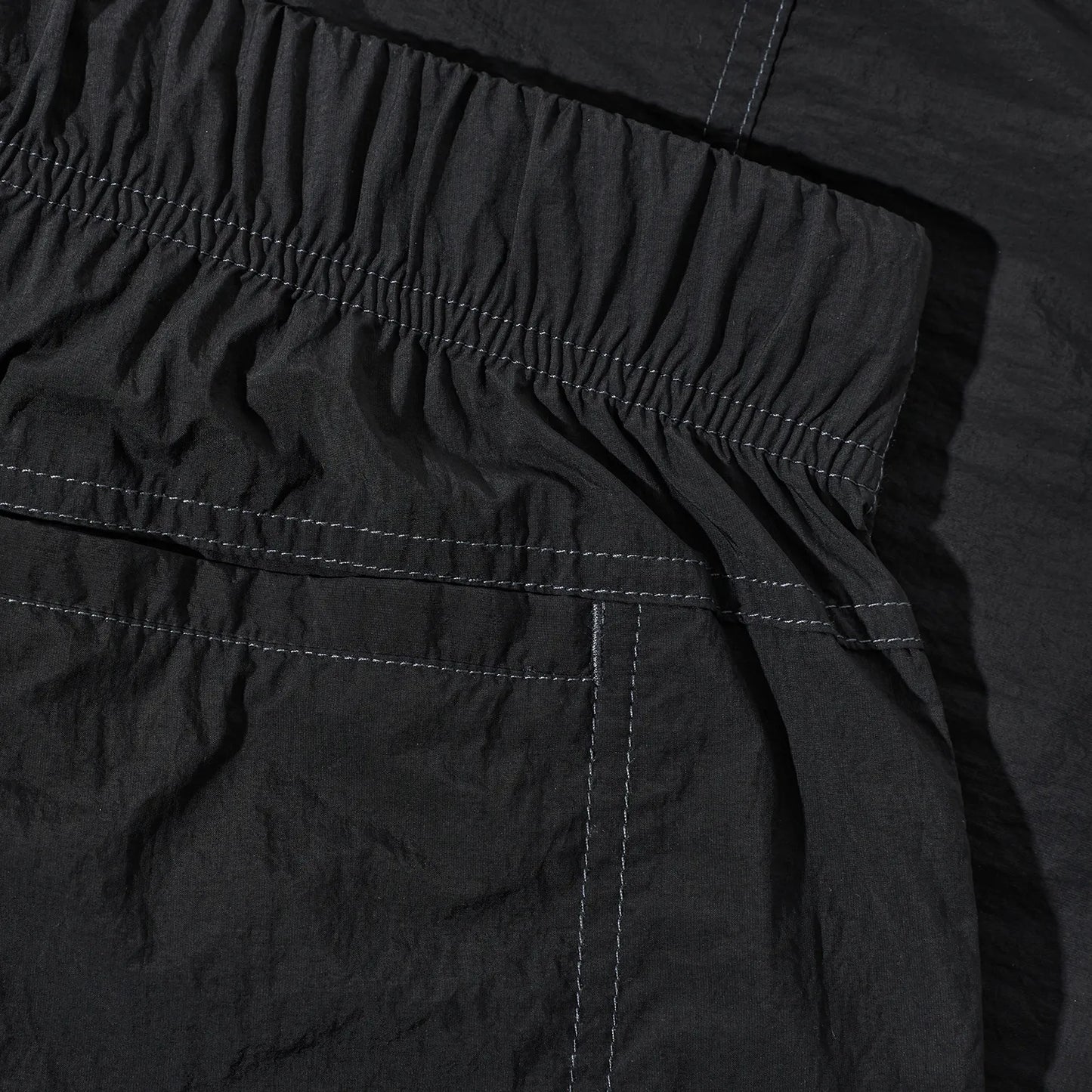 ウエストはバックル仕様で自由にサイズ調整が可能なナイロン生地のPolar Skate Co(ポーラー)のショーツ「HIKE SHORTS」のVINTAGE BLACKカラーの生地とステッチの写真