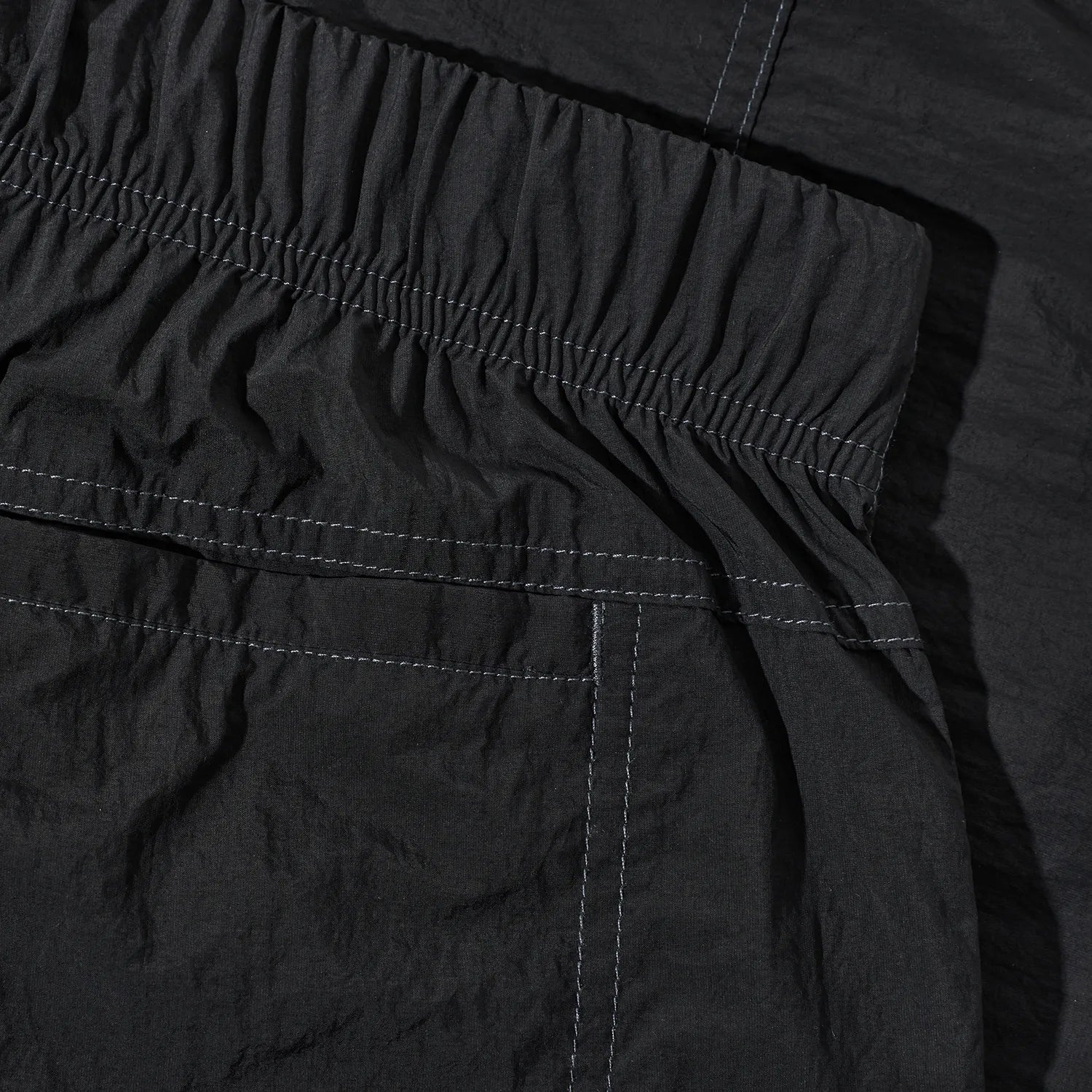 ウエストはバックル仕様で自由にサイズ調整が可能なナイロン生地のPolar Skate Co(ポーラー)のショーツ「HIKE SHORTS」のVINTAGE BLACKカラーの生地とステッチの写真