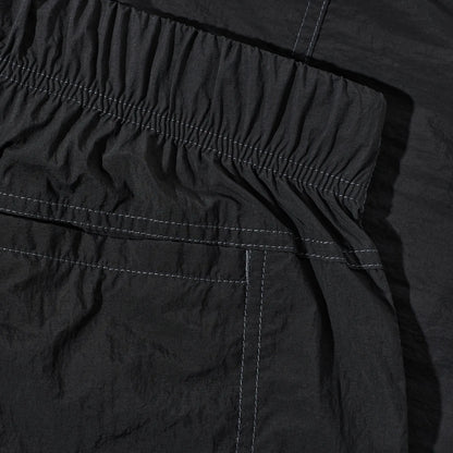 ウエストはバックル仕様で自由にサイズ調整が可能なナイロン生地のPolar Skate Co(ポーラー)のショーツ「HIKE SHORTS」のVINTAGE BLACKカラーの生地とステッチの写真