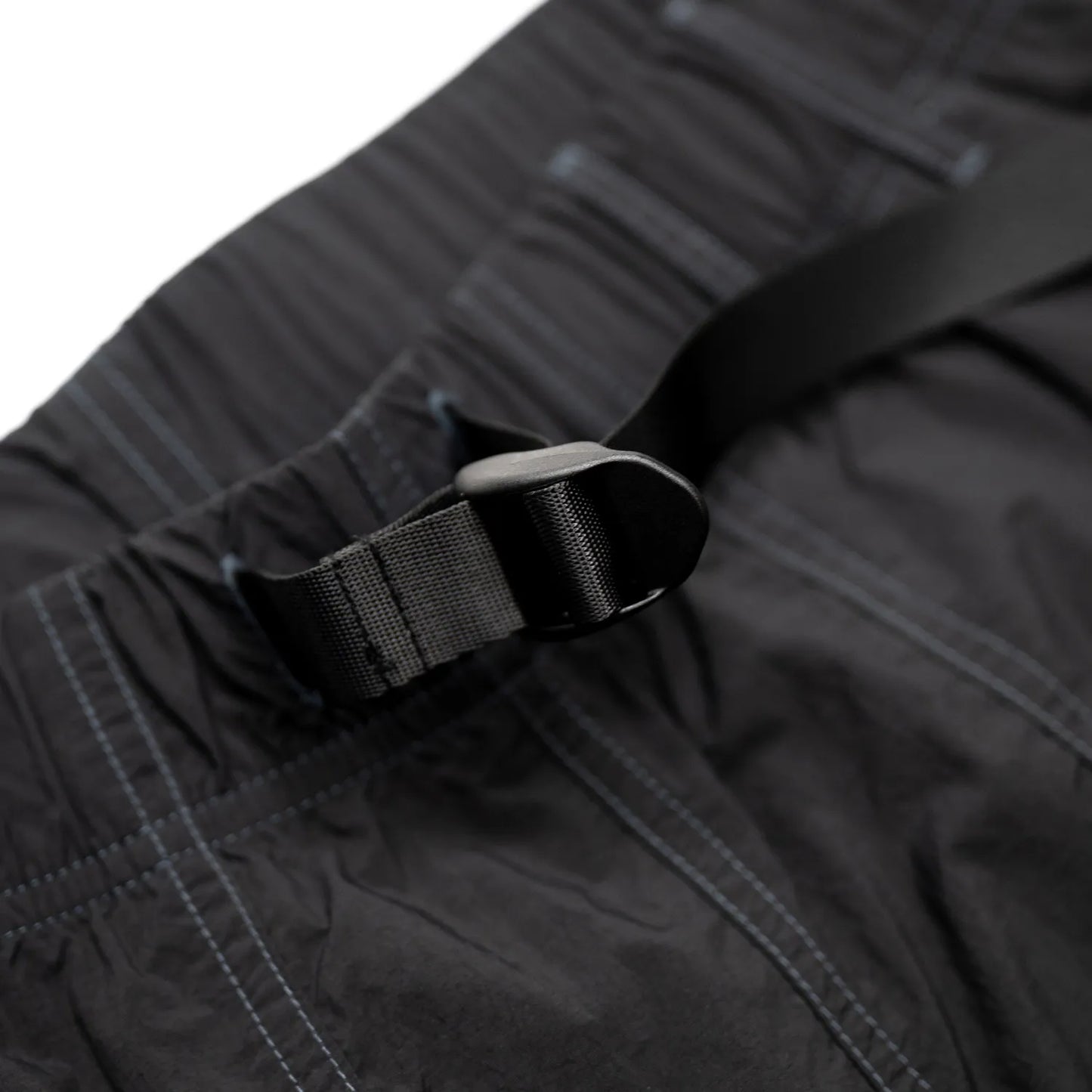 ウエストはバックル仕様で自由にサイズ調整が可能なナイロン生地のPolar Skate Co(ポーラー)のショーツ「HIKE SHORTS」のVINTAGE BLACKカラーのウエストバックル式アジャスターの写真