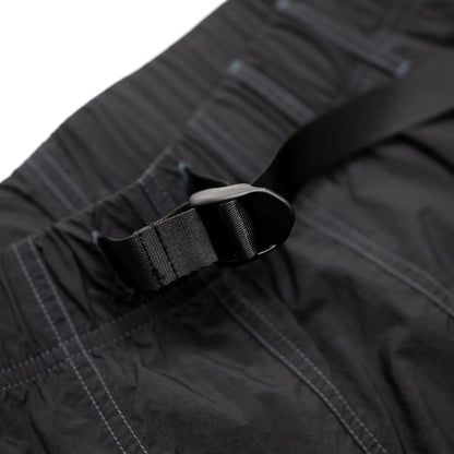 ウエストはバックル仕様で自由にサイズ調整が可能なナイロン生地のPolar Skate Co(ポーラー)のショーツ「HIKE SHORTS」のVINTAGE BLACKカラーのウエストバックル式アジャスターの写真