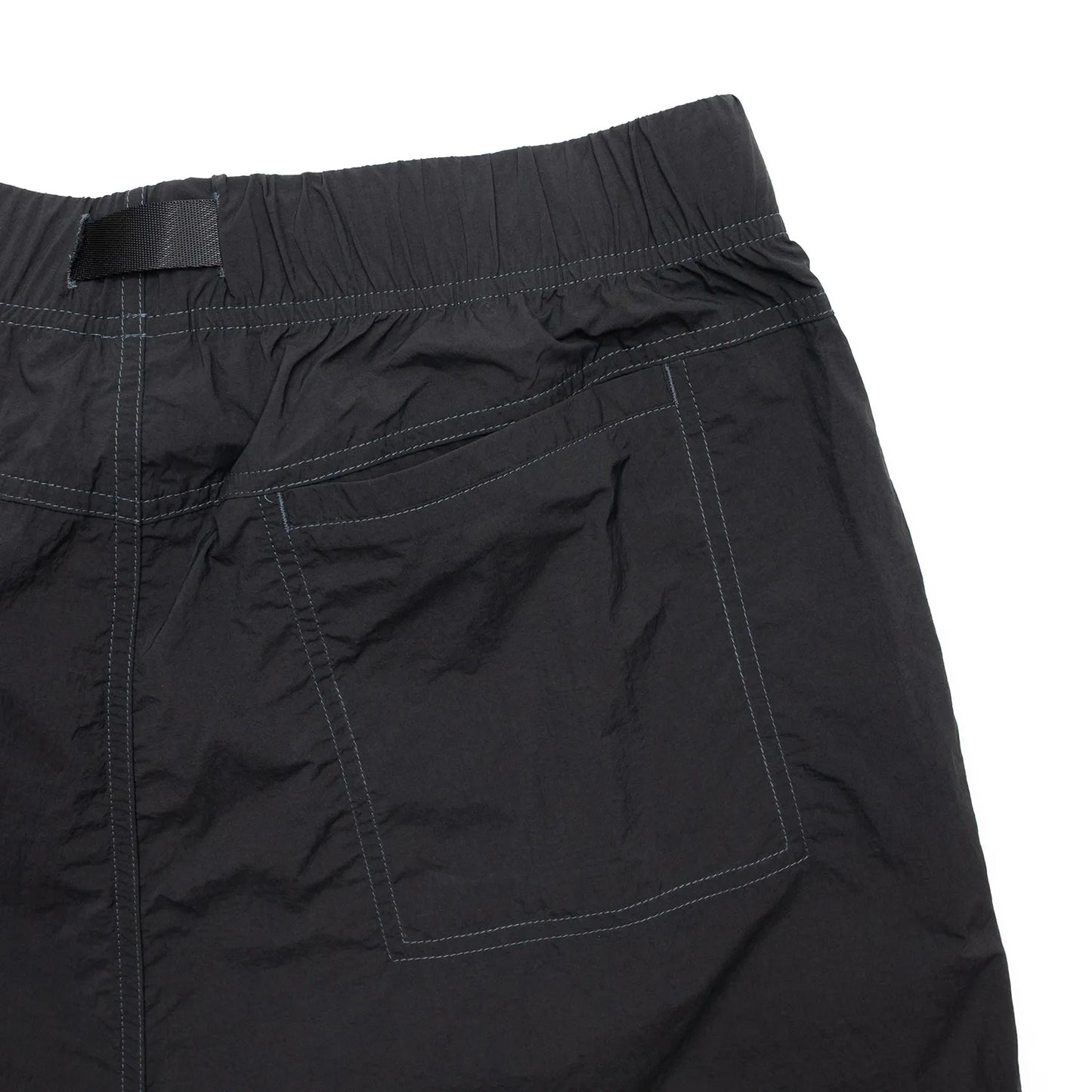 ウエストはバックル仕様で自由にサイズ調整が可能なナイロン生地のPolar Skate Co(ポーラー)のショーツ「HIKE SHORTS」のVINTAGE BLACKカラーのバックポケットの写真