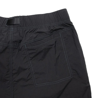 ウエストはバックル仕様で自由にサイズ調整が可能なナイロン生地のPolar Skate Co(ポーラー)のショーツ「HIKE SHORTS」のVINTAGE BLACKカラーのバックポケットの写真
