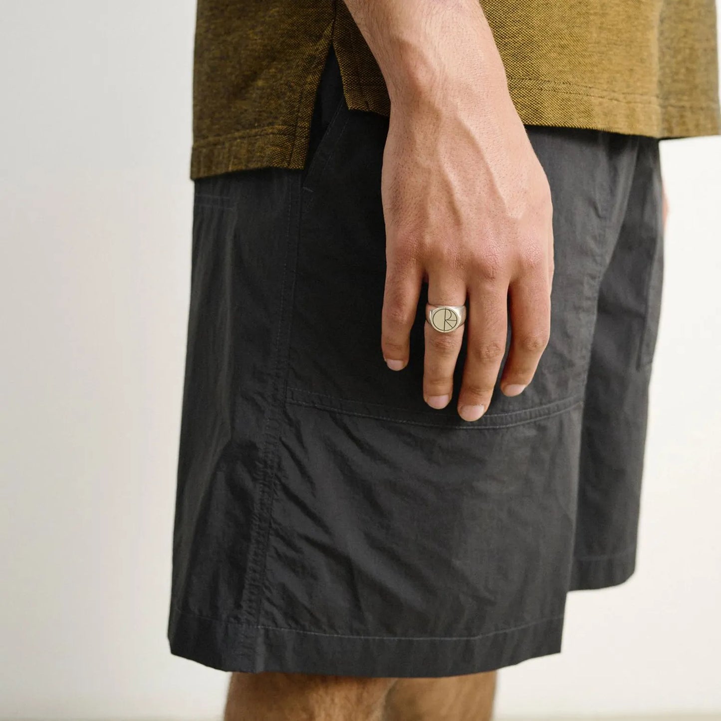 ウエストはバックル仕様で自由にサイズ調整が可能なナイロン生地のPolar Skate Co(ポーラー)のショーツ「HIKE SHORTS」のVINTAGE BLACKカラーの側面からの着用写真