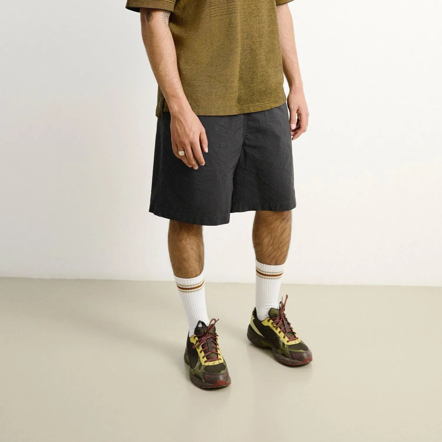 ウエストはバックル仕様で自由にサイズ調整が可能なナイロン生地のPolar Skate Co(ポーラー)のショーツ「HIKE SHORTS」のVINTAGE BLACKカラーの正面からの着用写真