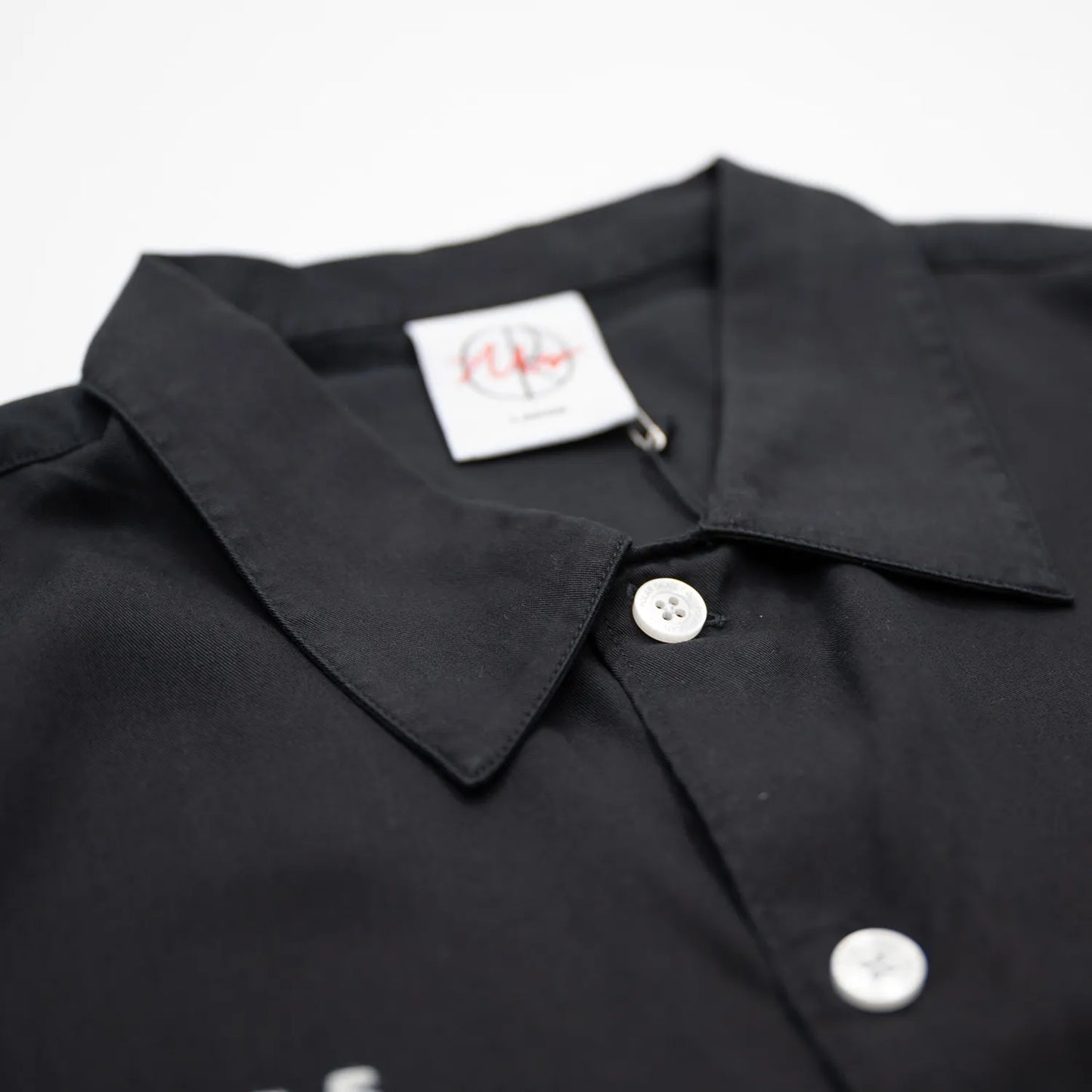 光沢を抑えたテンセル生地のPOLAR SKATECO(ポーラー)のボーリングシャツ「NCF BOWLING SHIRTS」のBLACKカラーの襟元の写真