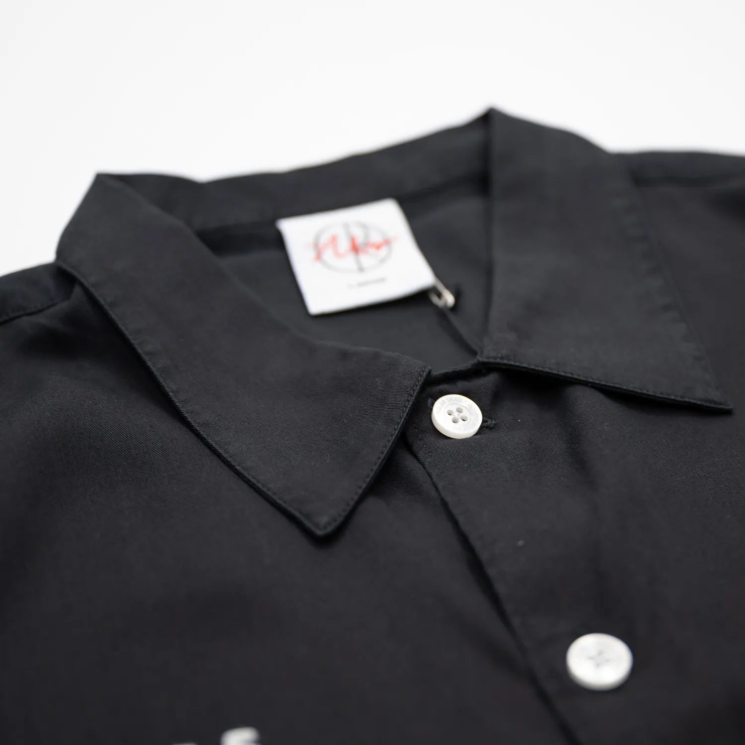 光沢を抑えたテンセル生地のPOLAR SKATECO(ポーラー)のボーリングシャツ「NCF BOWLING SHIRTS」のBLACKカラーの襟元の写真