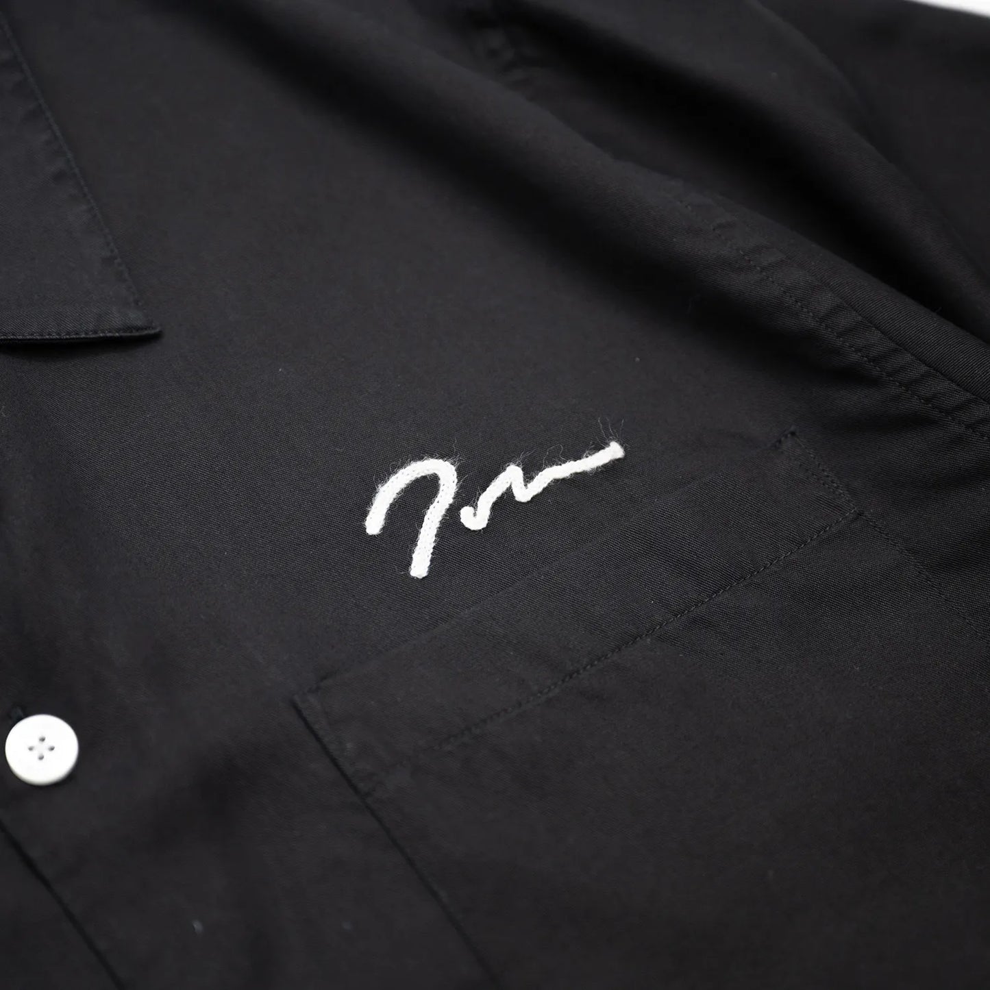 光沢を抑えたテンセル生地のPOLAR SKATECO(ポーラー)のボーリングシャツ「NCF BOWLING SHIRTS」のBLACKカラーの左胸のデザイン写真