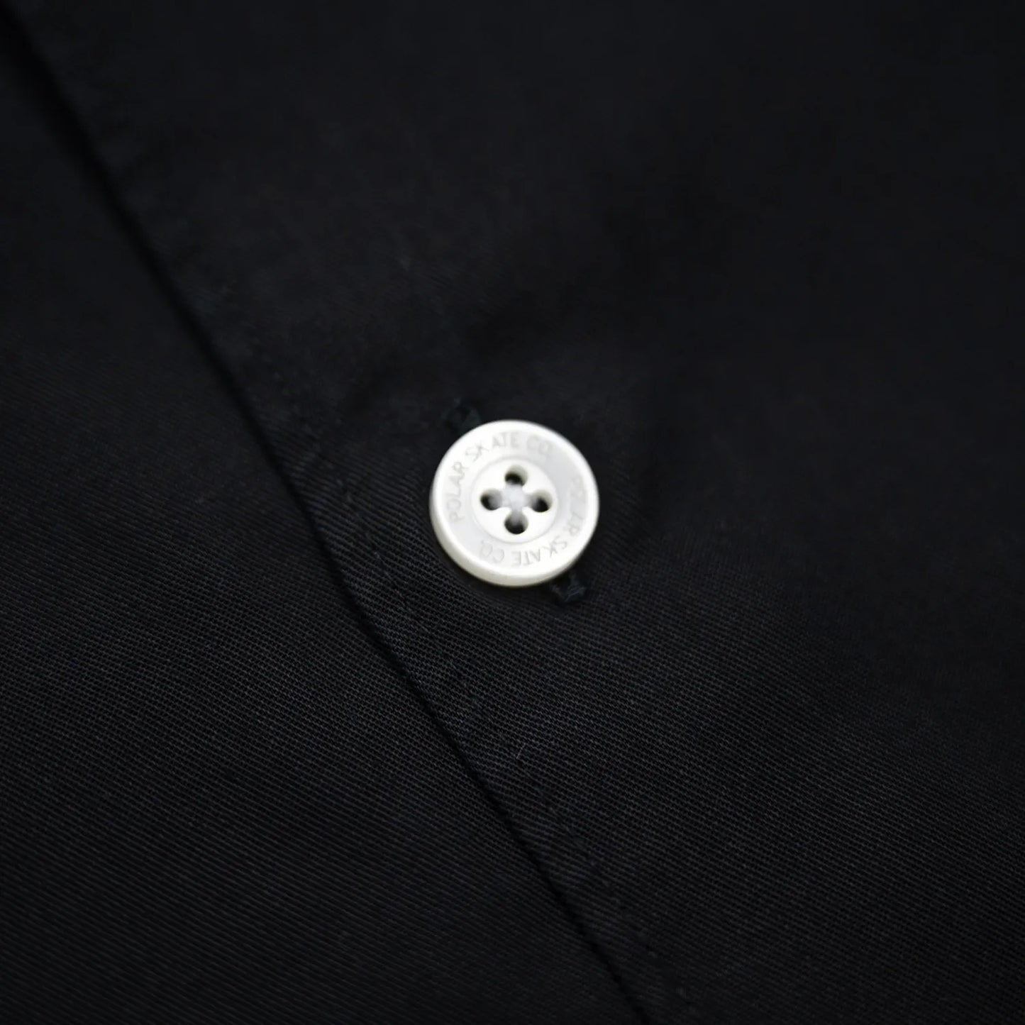 光沢を抑えたテンセル生地のPOLAR SKATECO(ポーラー)のボーリングシャツ「NCF BOWLING SHIRTS」のBLACKカラーのボタン写真