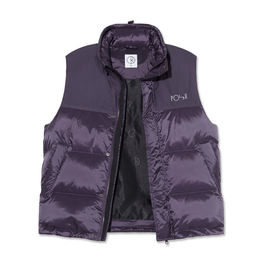 POLAR SKATE CO(ポーラースケート)の600フィルパワーのダウンベスト「BASIC PUFFER VEST」のDARK VIOLETカラーの正面からのフロントジップを開けた写真