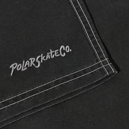 水陸両用可能なPolar Skate Co(ポーラー)のスイムショーツ「ZIGGY SWIM SHORTS」のVINTAGE BLACKカラーの裾の刺繍デザインの写真