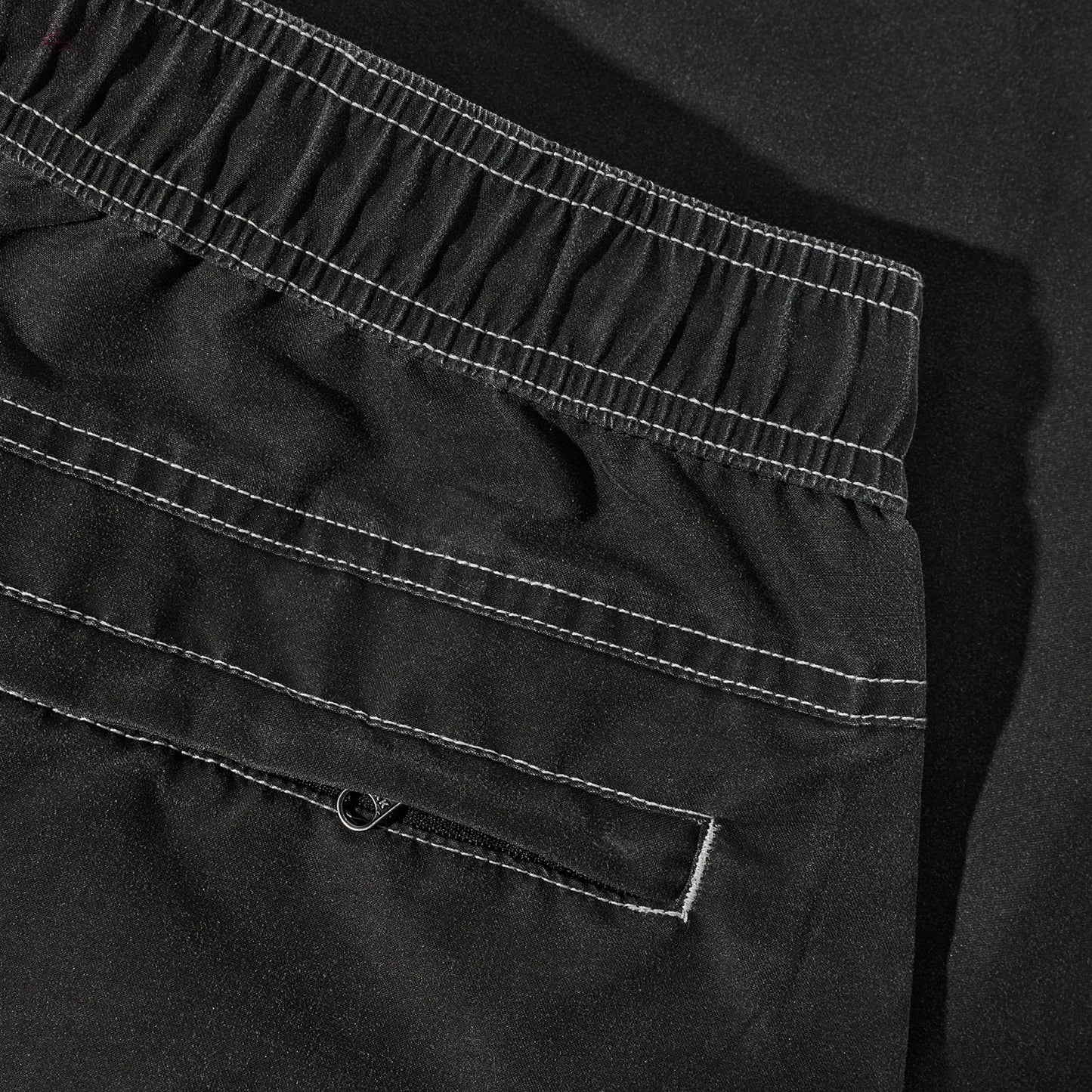水陸両用可能なPolar Skate Co(ポーラー)のスイムショーツ「ZIGGY SWIM SHORTS」のVINTAGE BLACKカラーの生地とステッチの写真