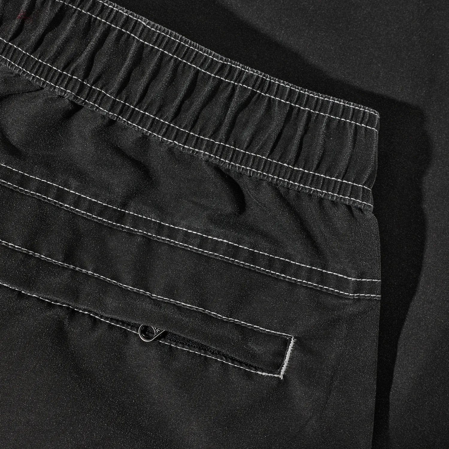 水陸両用可能なPolar Skate Co(ポーラー)のスイムショーツ「ZIGGY SWIM SHORTS」のVINTAGE BLACKカラーの生地とステッチの写真
