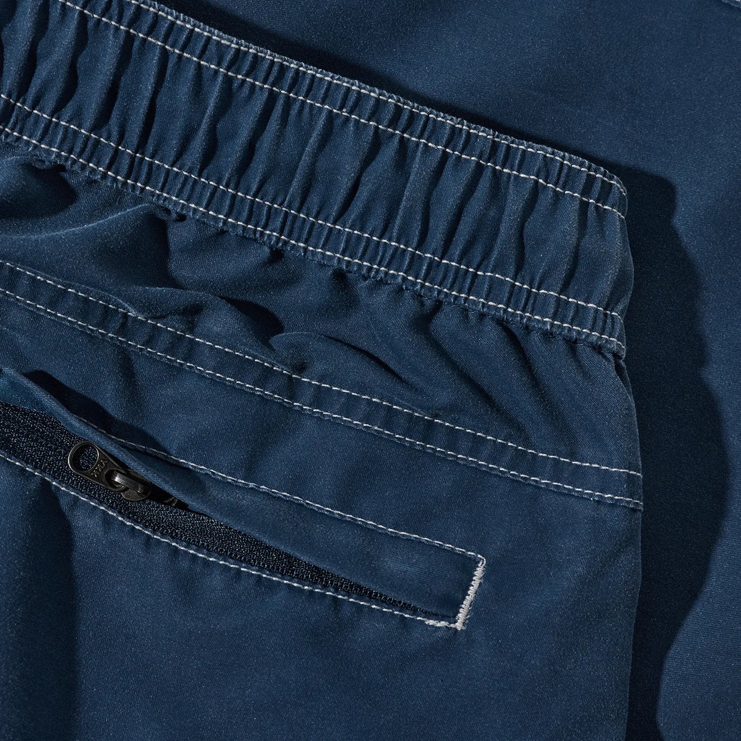 水陸両用可能なPolar Skate Co(ポーラー)のスイムショーツ「ZIGGY SWIM SHORTS」のVINTAGE INDIGOカラーの生地とステッチの写真
