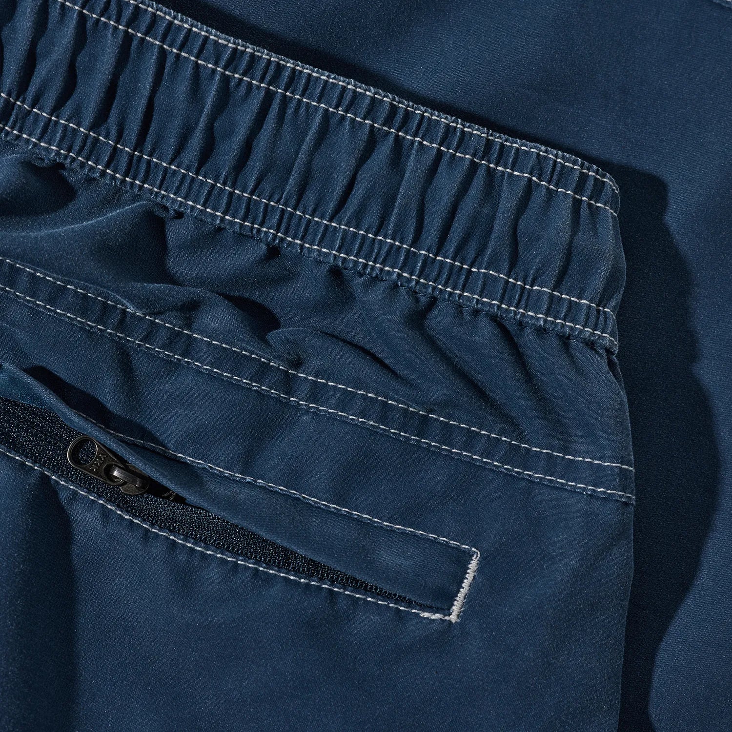 水陸両用可能なPolar Skate Co(ポーラー)のスイムショーツ「ZIGGY SWIM SHORTS」のVINTAGE INDIGOカラーの生地とステッチの写真
