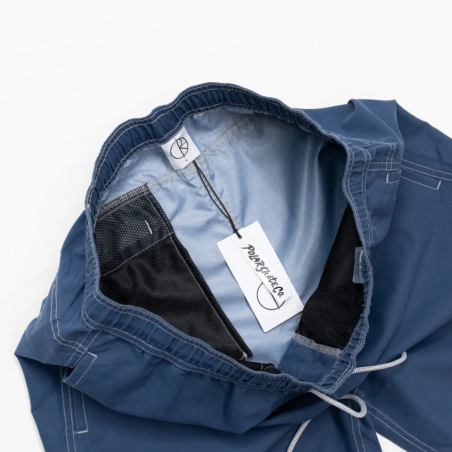 水陸両用可能なPolar Skate Co(ポーラー)のスイムショーツ「ZIGGY SWIM SHORTS」のVINTAGE INDIGOカラーのウエスト部分の写真