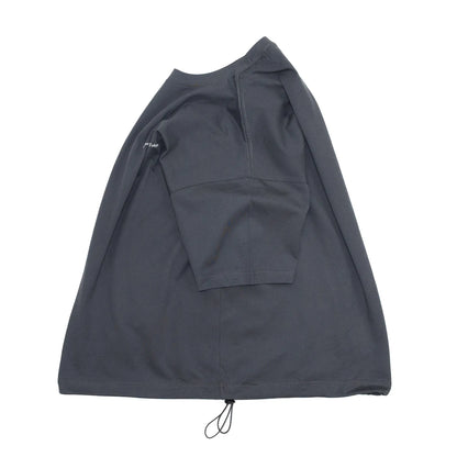 裾にドローコードがついたPrimeのTシャツ「PRIME GALLERY LOGO DRAWCORD TEE」のSUMI BLACKカラーの側面からの商品写真