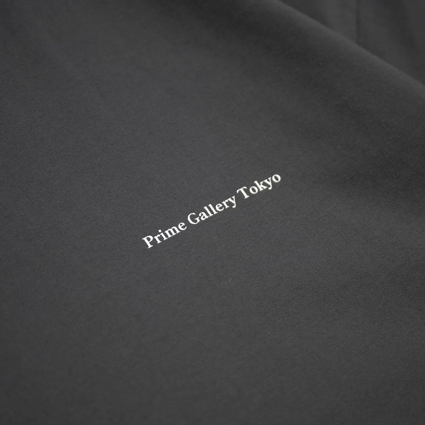 裾にドローコードがついたPrimeのTシャツ「PRIME GALLERY LOGO DRAWCORD TEE」のSUMI BLACKカラーの左胸のデザイン写真