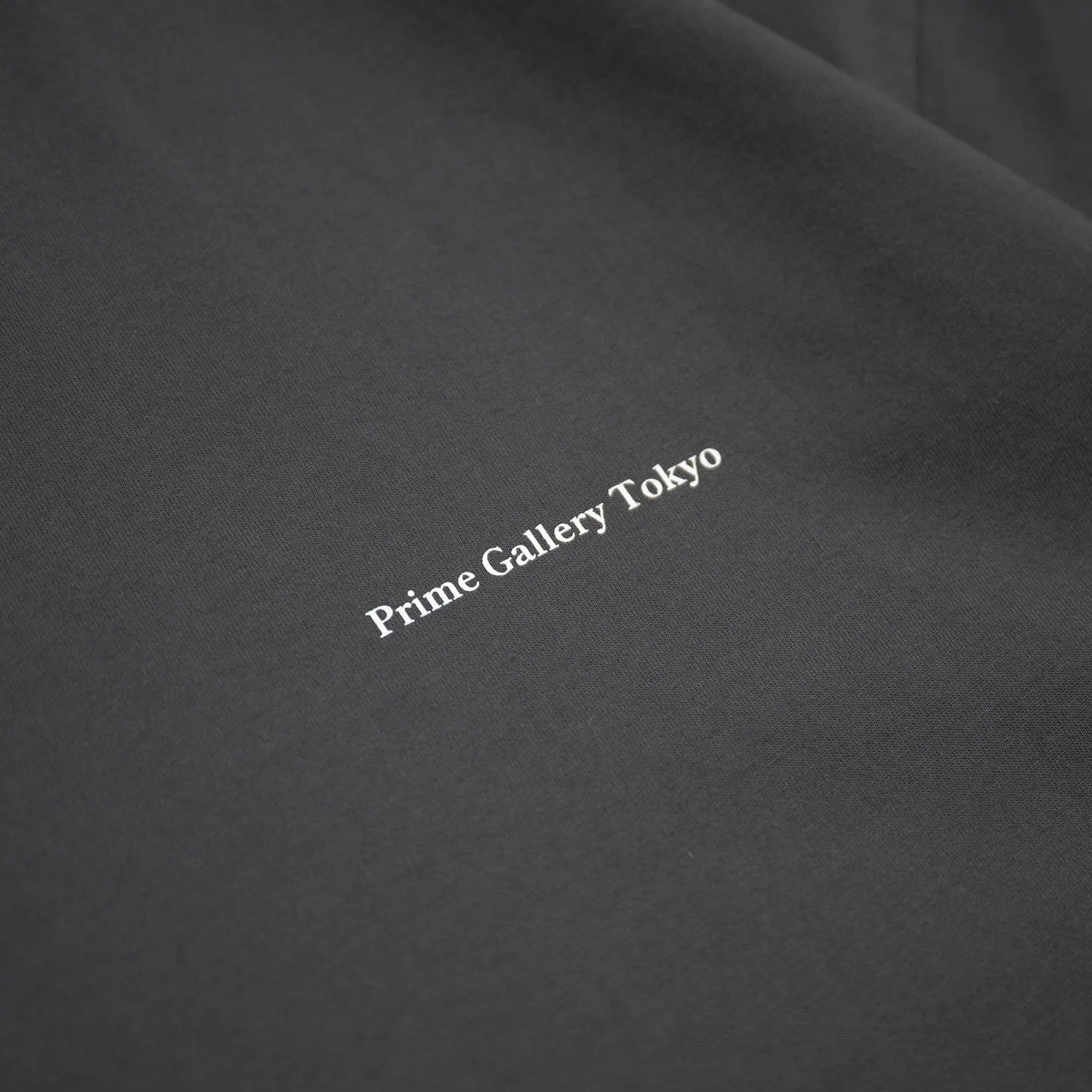 裾にドローコードがついたPrimeのTシャツ「PRIME GALLERY LOGO DRAWCORD TEE」のSUMI BLACKカラーの左胸のデザイン写真