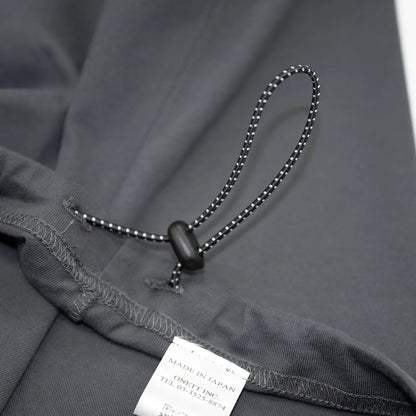 裾にドローコードがついたPrimeのTシャツ「PRIME GALLERY LOGO DRAWCORD TEE」のSUMI BLACKカラーの裾のドローコードの別写真