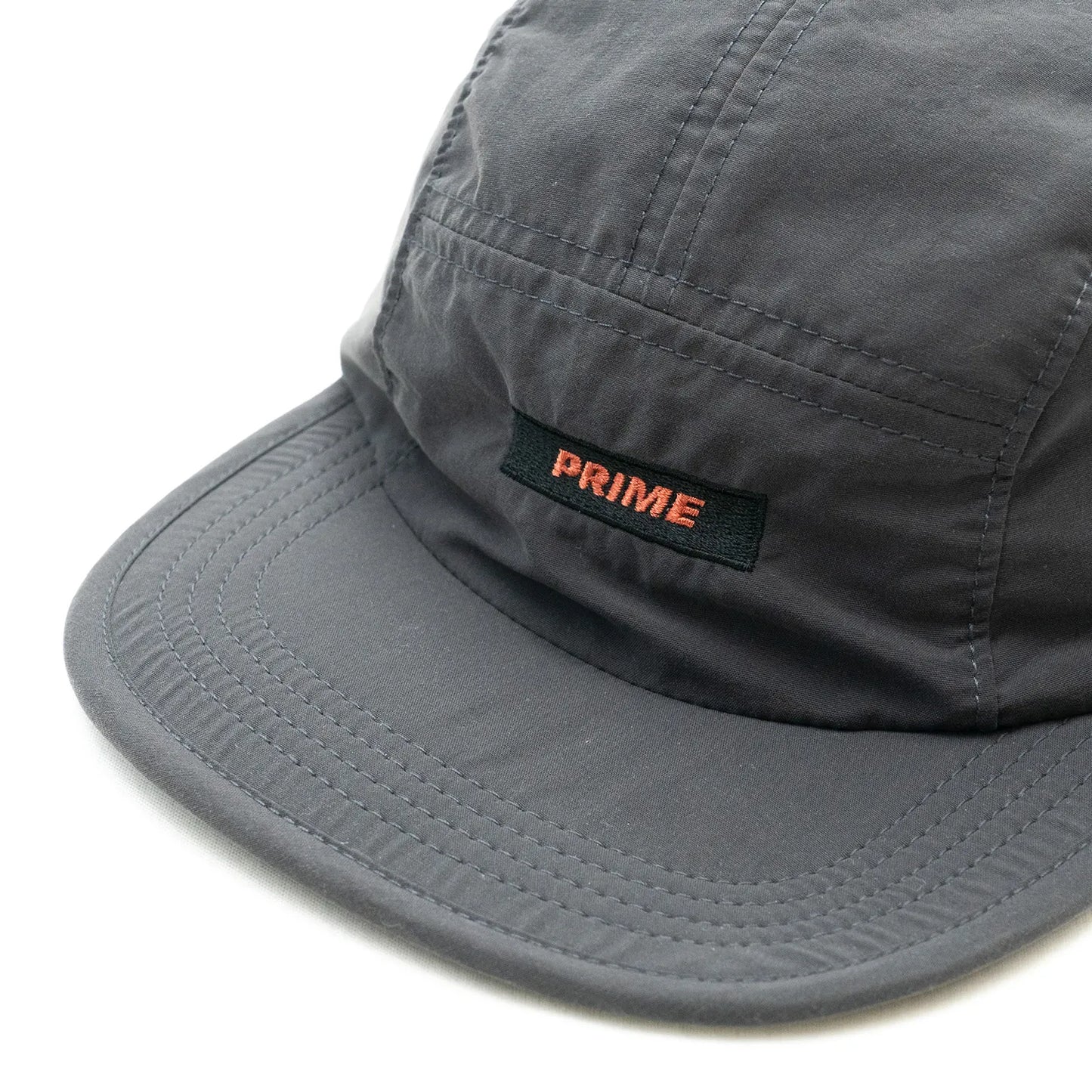 PrimeのDARK GREYカラーのナイロン製のジェットキャップ「BOX LOGO NYLON JET CAP」のフロントに刺繍されたボックスロゴの写真