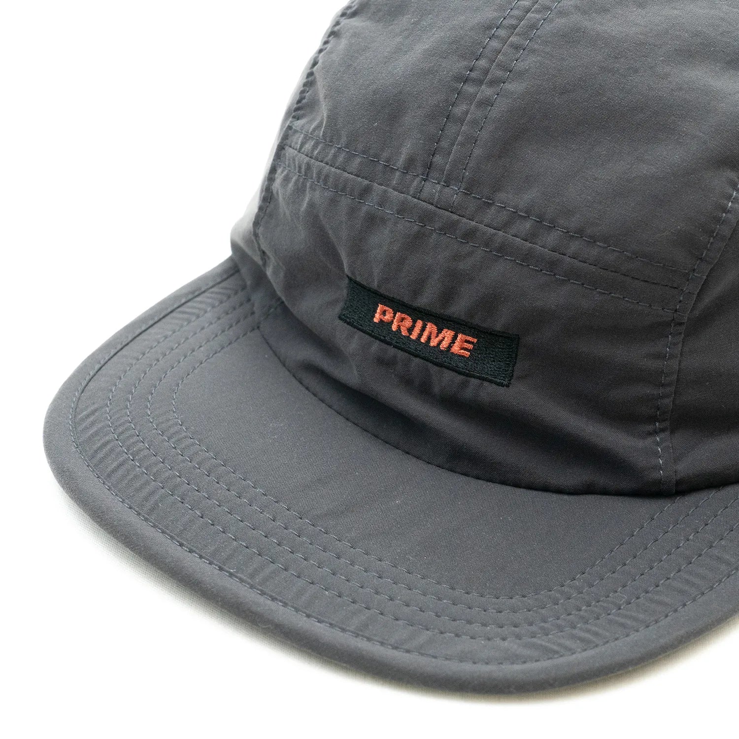 PrimeのDARK GREYカラーのナイロン製のジェットキャップ「BOX LOGO NYLON JET CAP」のフロントに刺繍されたボックスロゴの写真