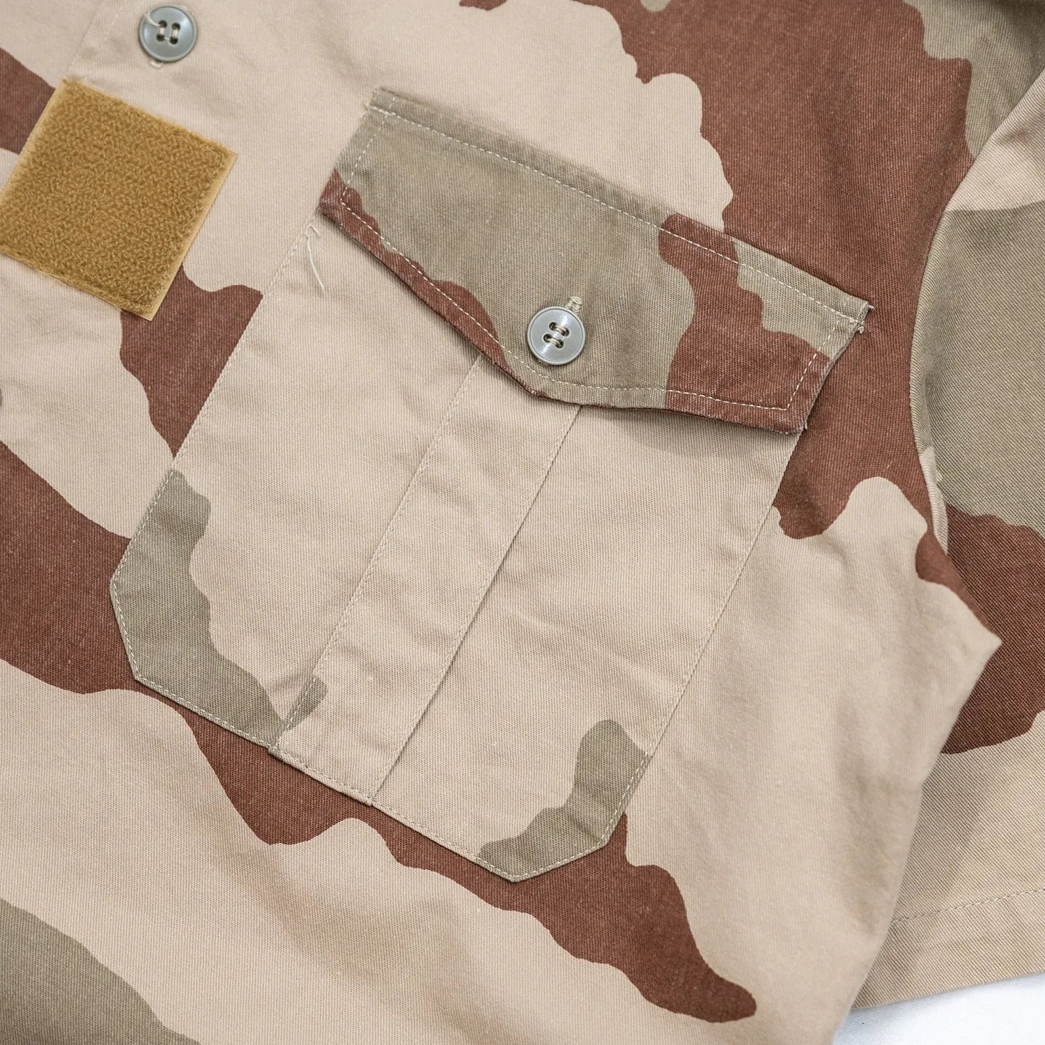 フランス軍の通称チャドシャツのPrime Vinatge(USED)の「DESERT CAMO FRENCH ARMY SHIRTS」の左胸ポケットの写真