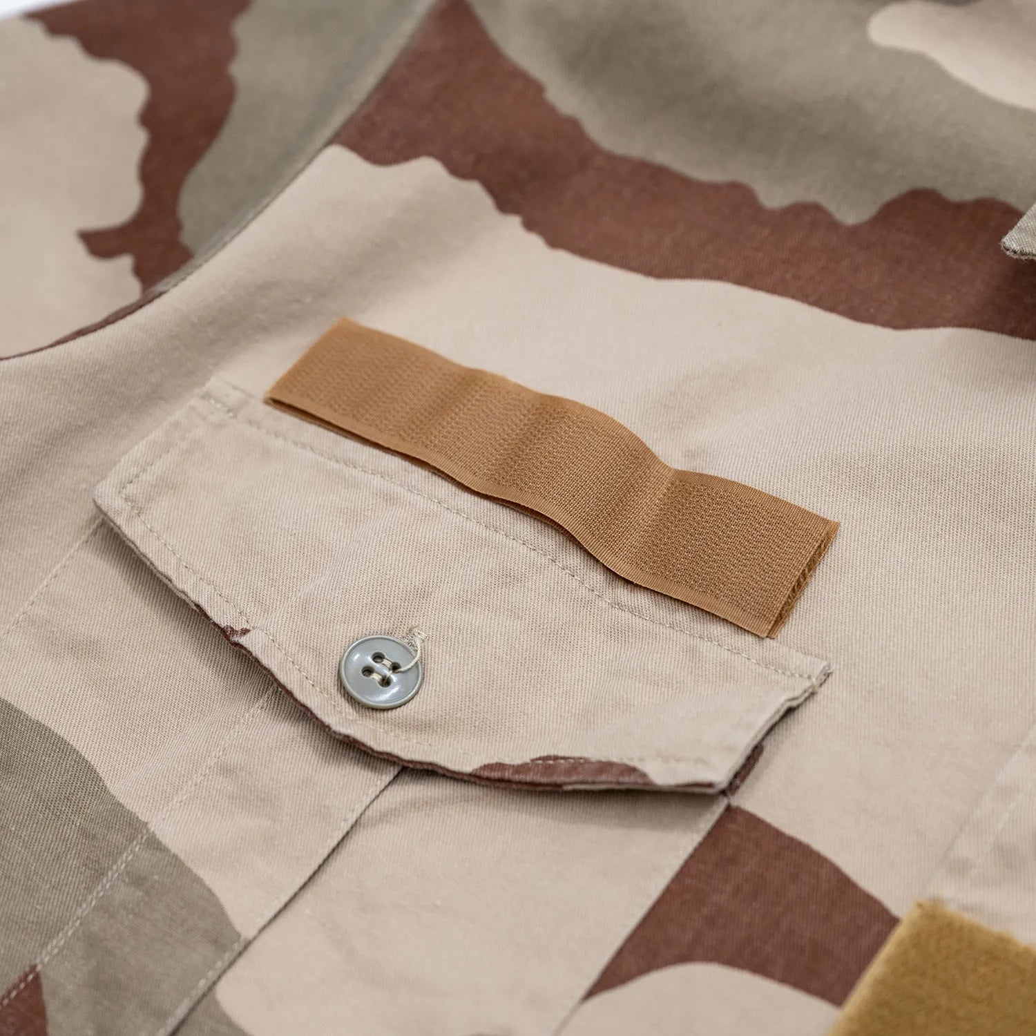 フランス軍の通称チャドシャツのPrime Vinatge(USED)の「DESERT CAMO FRENCH ARMY SHIRTS」の右胸ポケットの写真
