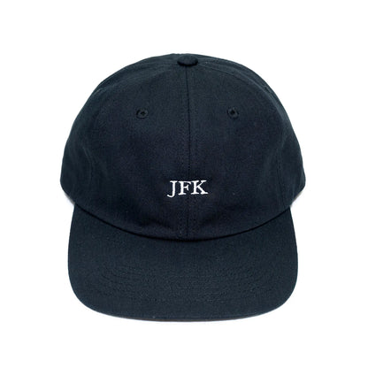 PRIMEの新作キャップ「JFK 6PANEL CAP」のBLACKカラーの正面からの商品写真