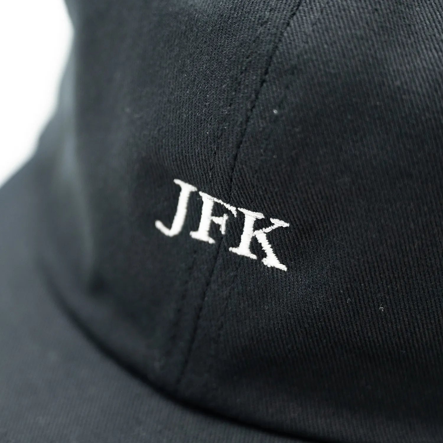 PRIMEの新作キャップ「JFK 6PANEL CAP」のBLACKカラーのフロント刺繍デザインの写真